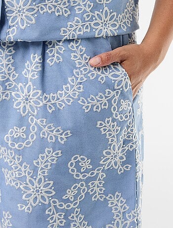 Pantalón corto con bordados florales