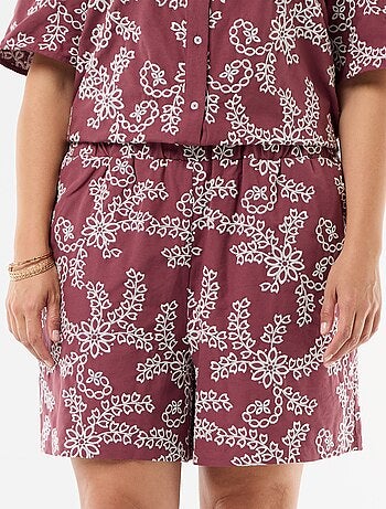 Pantalón corto con bordados florales