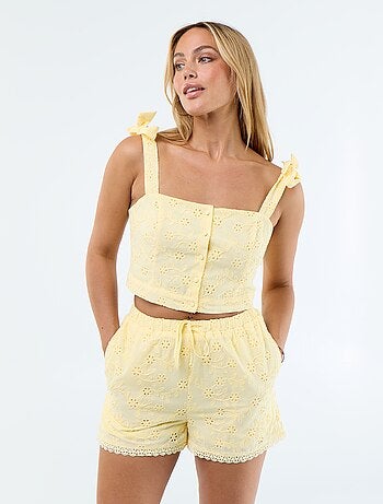 Pantalón corto con bordados ingleses en algodón liso