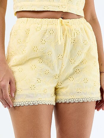 Pantalón corto con bordados ingleses en algodón liso