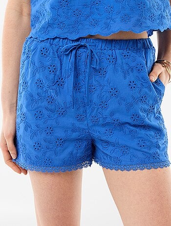 Pantalón corto con bordados ingleses en algodón liso