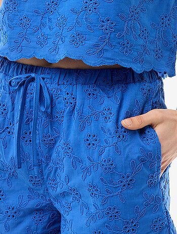 Pantalón corto con bordados ingleses en algodón liso