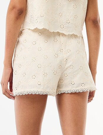 Pantalón corto con bordados ingleses en algodón liso