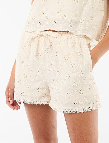 Pantalón corto con bordados ingleses en algodón liso