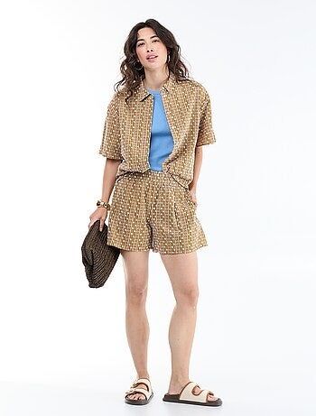 Pantalón corto con bordados y cintura elástica