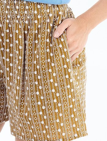 Pantalón corto con bordados y cintura elástica