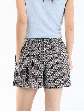 Pantalón corto con bordados y cintura elástica