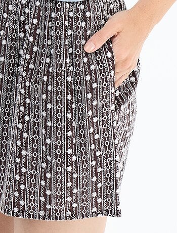 Pantalón corto con bordados y cintura elástica