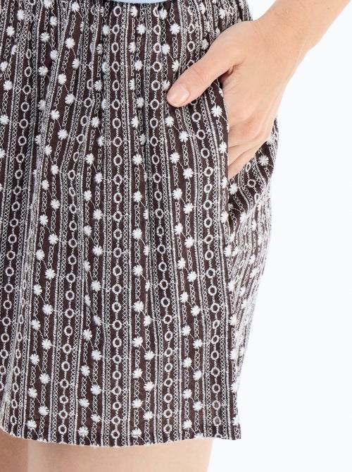 Pantalón corto con bordados y cintura elástica - Kiabi