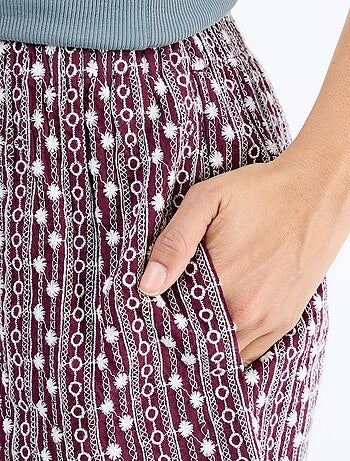 Pantalón corto con bordados y cintura elástica