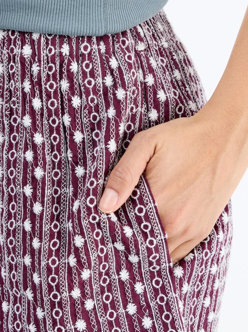 Pantalón corto con bordados y cintura elástica - Kiabi