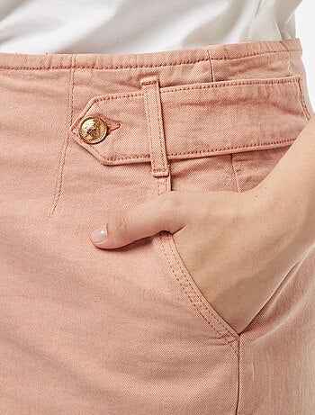 Pantalón corto con botones dorados