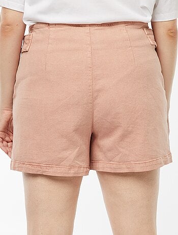 Pantalón corto con botones dorados