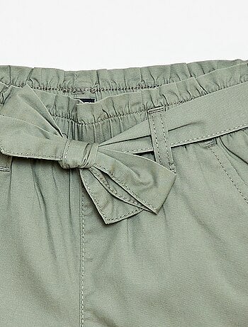 Pantalón corto con cinturón anudado