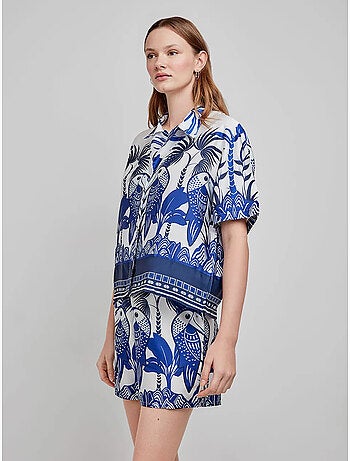 Pantalón corto con estampado tropical en tejidode satén