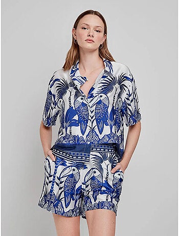 Pantalón corto con estampado tropical en tejidode satén