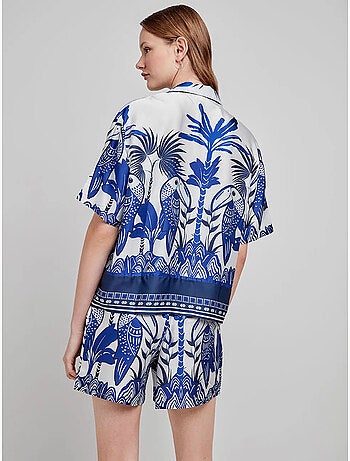 Pantalón corto con estampado tropical en tejidode satén