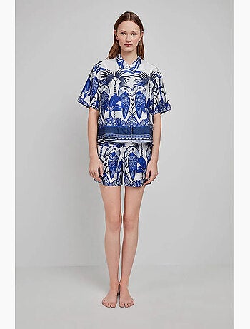 Pantalón corto con estampado tropical en tejidode satén