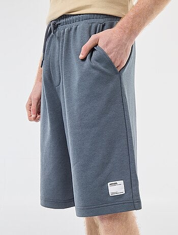 Pantalón corto con parche en algodón liso