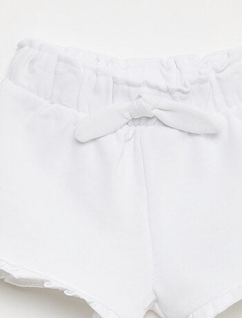 Pantalón corto con volantes y lazo en la cintura