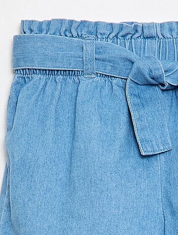 Pantalón corto de denim ligero con cinturón extraíble