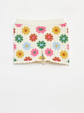 Pantalón corto de ganchillo con bordes festoneados