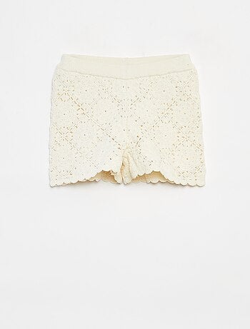 Pantalón corto de ganchillo con bordes festoneados