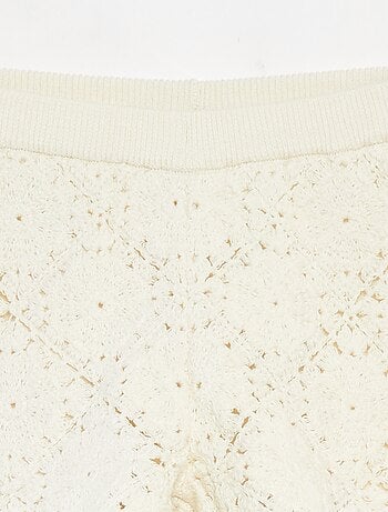 Pantalón corto de ganchillo con bordes festoneados