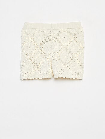 Pantalón corto de ganchillo con bordes festoneados