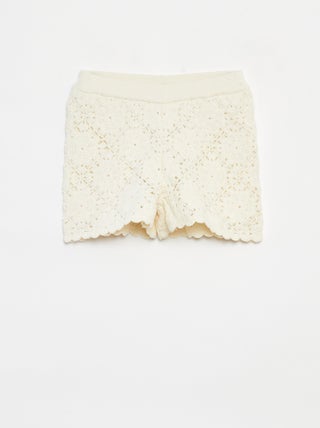 Pantalón corto de ganchillo con bordes festoneados