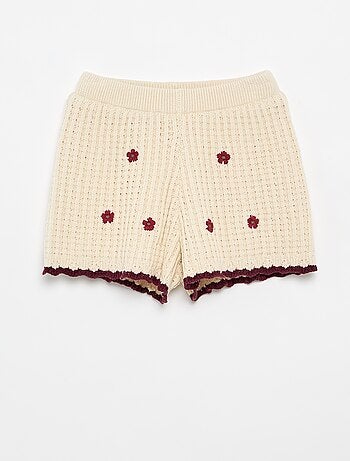 Pantalón corto de ganchillo con detalles bordados