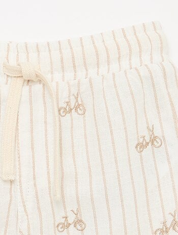 Pantalón corto de lino a rayas