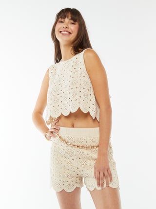 Pantalón corto de macramé con borde festoneado