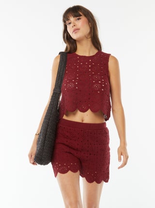 Pantalón corto de macramé con borde festoneado