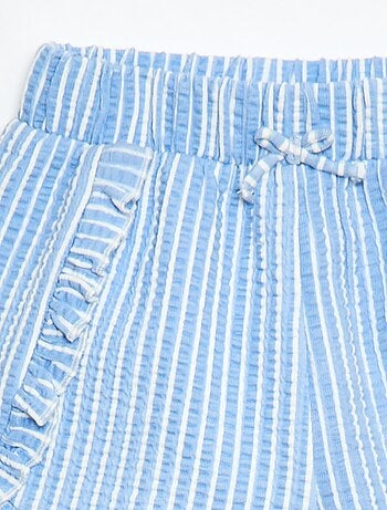 Pantalón corto de punto gofrado con volante