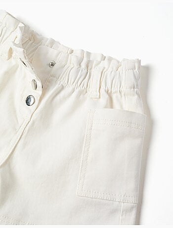 Pantalón corto de sarga con bolsillos cargo y cintura elástica