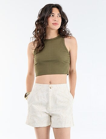 Pantalón corto de talle estándar con bordados