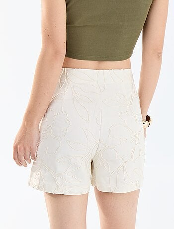 Pantalón corto de talle estándar con bordados