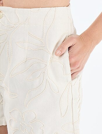 Pantalón corto de talle estándar con bordados