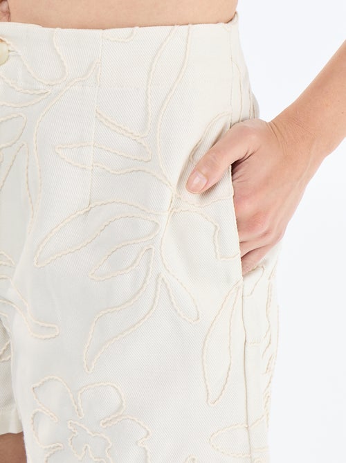 Pantalón corto de talle estándar con bordados - Kiabi