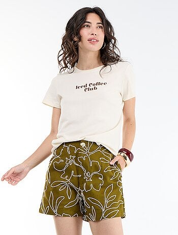 Pantalón corto de talle estándar con bordados