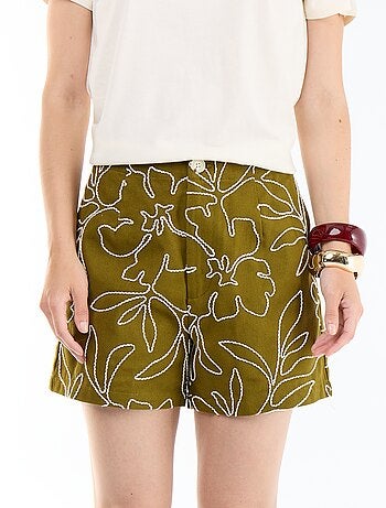 Pantalón corto de talle estándar con bordados