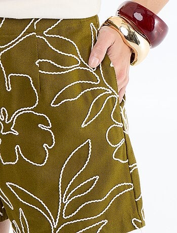 Pantalón corto de talle estándar con bordados