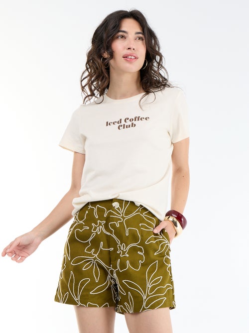 Pantalón corto de talle estándar con bordados - Kiabi