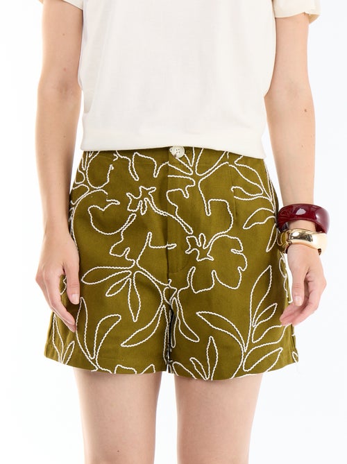 Pantalón corto de talle estándar con bordados - Kiabi