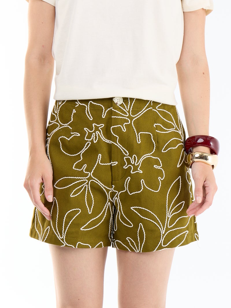 Pantalón corto de talle estándar con bordados Verde - Kiabi
