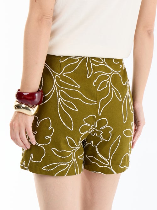 Pantalón corto de talle estándar con bordados - Kiabi