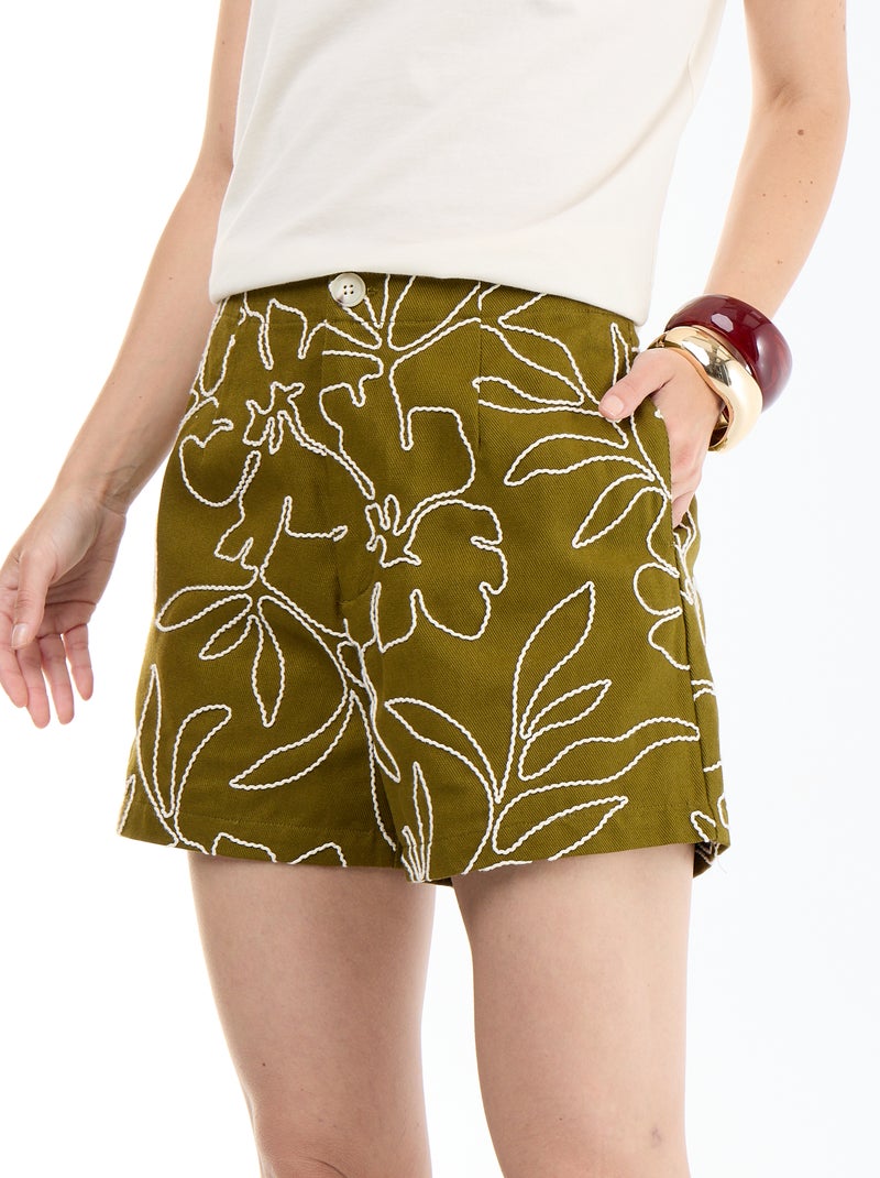 Pantalón corto de talle estándar con bordados Verde - Kiabi