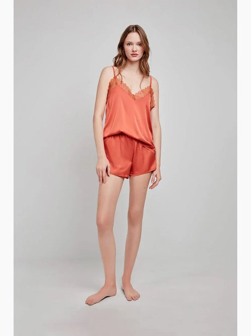 Pantalón corto en tejido de satén con detalles de encaje - Kiabi Pantalón corto en tejido de satén con detalles de encaje - Kiabi