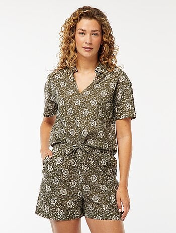 Pantalón corto ligero con motivo floral